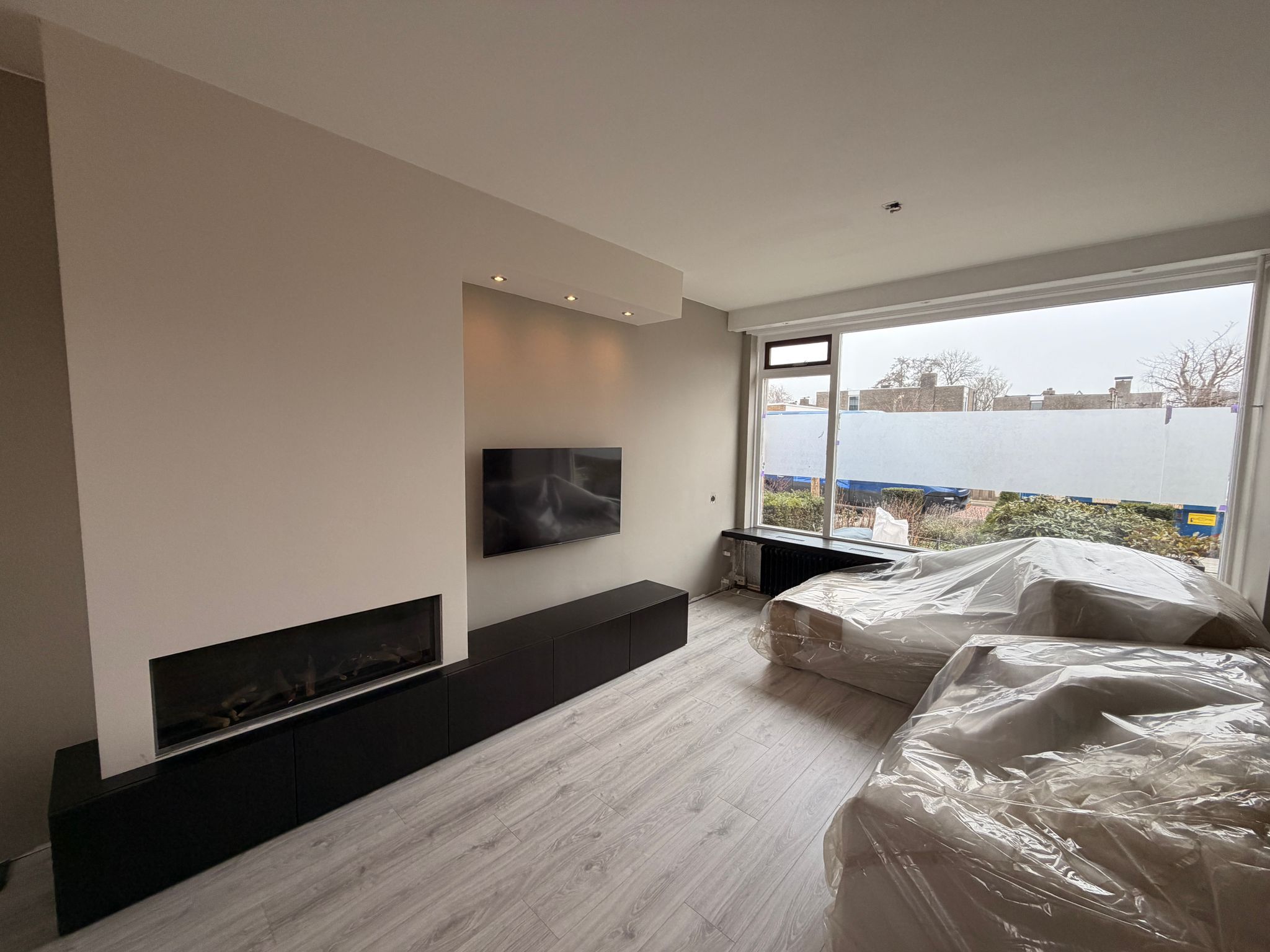 Gerenoveerde woonkamer door JV Bouw & Onderhoud